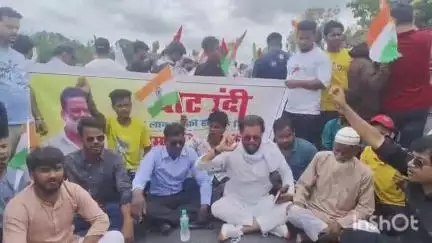 किशनगंज: किशनगढ़ में वोट बंदी के खिलाफ बिहार बस स्टैंड के पास एनएच हाईवे पर सड़क जाम कर प्रदर्शन