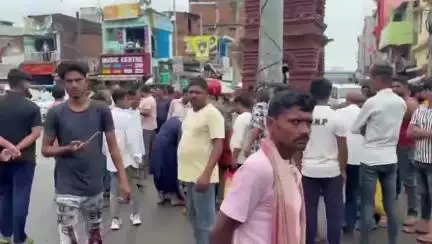 गोड्डा: सदर अस्पताल में महिला की मौत के बाद परिजनों ने कारगिल चौक पर शव रखकर किया प्रदर्शन, पुलिस ने खुलवाया रास्ता