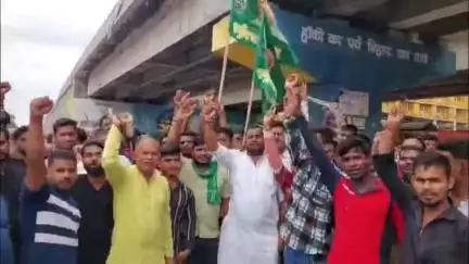 बोध गया: बोधगया में राजद कार्यकर्ताओं ने बिहार बंद के दौरान दोमुहान और मगध विश्वविद्यालय के पास कराया प्रदर्शन