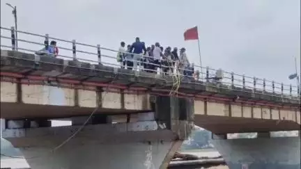 मंडला: महिष्मति घाट पर रपटा पुल के खोखले स्थान से SDERF टीम ने विक्षिप्त व्यक्ति को बचाया
