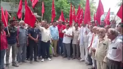 चित्तौड़गढ़: संयुक्त संघर्ष समिति ने चित्तौड़गढ़ कलेक्ट्रेट पर 22 सूत्रीय मांगों को लेकर ज्ञापन सौंपा