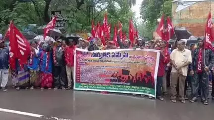 అదిలాబాద్ అర్బన్: సార్వత్రిక సమ్మెలో భాగంగా ఆదిలాబాద్ లో CITU, AITUC ఆధ్వర్యంలో కార్మికుల ర్యాలీ