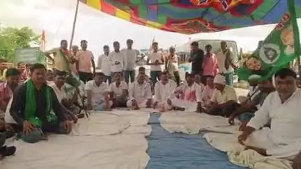गोरौल: राजद कार्यकर्ताओं ने मतदाता सूची पुनरीक्षण के विरोध में एनएच-22 सड़क मार्ग को गोरौल चौक के पास किया जाम