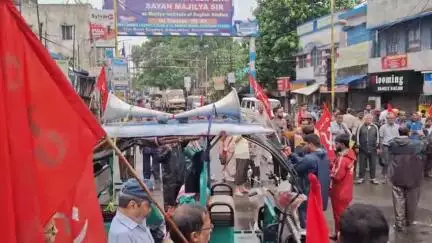 বর্ধমান ১: বন্ধের সমর্থনে বর্ধমানে দফাই দফায় পথ অবরোধ করলো বন্ধ সমর্থনকারীরা
