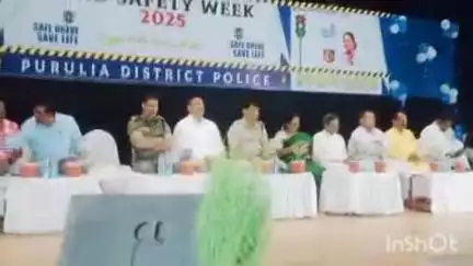 পুরুলিয়া ২: পুরুলিয়া জেলা পুলিশের উদ্যোগে রোড সেফটি উইক এর সমাপ্তি অনুষ্ঠানে উপস্থিত বিশিষ্টজনেরা রবীন্দ্র ভবনে