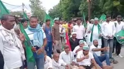 खैरा: महा गठबंधन के नेताओं ने बिहार के नेता प्रतिपक्ष के निर्देश पर खैरा हाई स्कूल मोड पर कार्यकर्ताओं द्वारा सड़क जाम किया
