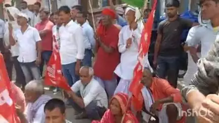 मधेपुर: मधेपुर में महागठबंधन दलों ने बिहार बंद के समर्थन में लक्ष्मीपुर चौक पर किया सड़क जाम