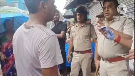 খানাকুল ১: ধর্মঘটের সমর্থনে মুচিঘাটা বাস স্ট্যান্ডে বন্ধ থাকা বাস চালু করলো পুলিশ ও বিধায়ক,উত্তেজনার সৃষ্টি এলাকায়
