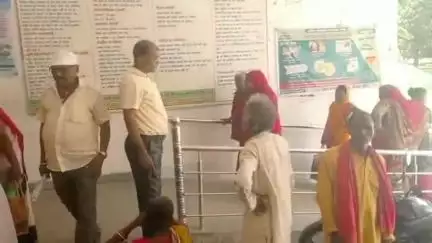 गायघाट: गायघाट सीएचसी में आशा कार्यकर्ताओं ने लगाया ताला, बिना इलाज के वापस लौटे मरीज