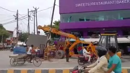 ज्ञानपुर: रजपुरा चौराहे पर हादसा, अनियंत्रित ट्रक ने पुलिस बूथ को मारी टक्कर, लोग बाल-बाल बचे