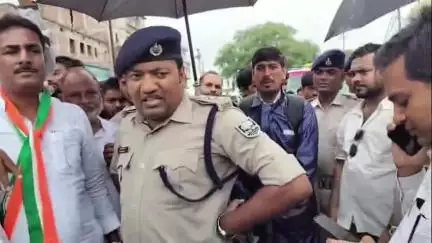 अमरपुर: अमरपुर में महागठबंधन का चक्का जाम समाप्त हुआ, वरीय अधिकारियों की उपस्थिति में नेताओं ने दी गिरफ्तारी