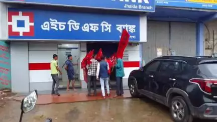 ঝালদা ১: ধর্মঘটের প্রভাব পড়ল ঝালদায়, বৃষ্টিকে উপেক্ষা করেই মিছিল বাম সংগঠনগুলির