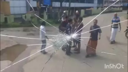 മൂവാറ്റുപുഴ: വെള്ളൂർകുന്നത്ത് സമരക്കാർ KSRTC ബസിന്റെ ചില്ല് എറിഞ്ഞ് പൊട്ടിച്ചു, ദൃശ്യം പകർത്തിയ മാധ്യമപ്രവർത്തകന് മർദ്ദനം