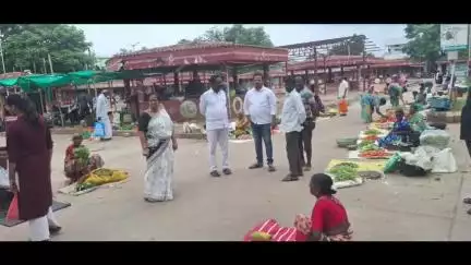 సిరిసిల్ల: రైతు బజార్ ను వినియోగించుకోవాలి జిల్లా వ్యవసాయ అధికారి అఫ్జల్ బేగంకలెక్టర్ ఆదేశాలతో కూరగాయల వ్యాపారులకు షెడ్ల నిర్మాణం