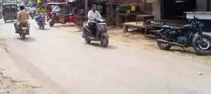 नगर के तुलसी चौक नियर अभी कंप्यूटर के सामने वाली रोड धसने से बड़े हदसे की संभावना है@