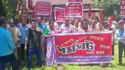 উত্তৰ লক্ষীমপুৰ: নগৰত জিলা নিৰ্মাণ শ্ৰমিক সন্থাৰ উদ্যোগত প্ৰতিবাদী ৰেলী, অংশগ্ৰহণ শতাধিক শ্ৰমিকৰ