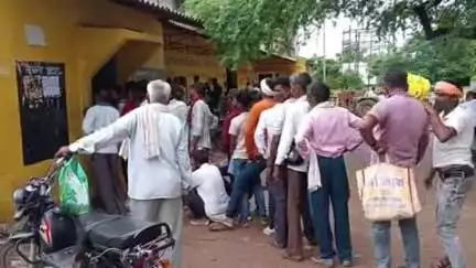 दतिया नगर: कृषि उपज मंडी मार्कफेड गोदाम से खाद वितरण किया गया, व्यवस्था से संतुष्ट दिखे किसान
