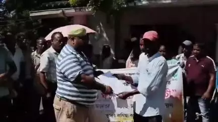 সোণাৰি: মথুৰাপুৰ চাহ বাগিচাত চাহ শ্ৰমিকৰ বিভিন্ন প্ৰাপ্যৰ দাবীত প্ৰতিবাদ