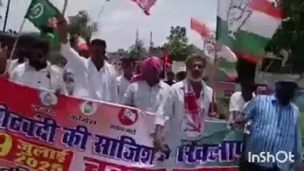 हरलाखी: बिहार बंद को लेकर उमगांव बाजार में महागठबंधन के नेताओं ने किया चक्का जाम