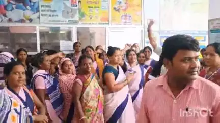 परसा: परसा सामुदायिक स्वास्थ्य केंद्र पर आशा कार्यकर्ताओं का 12 सूत्रीय मांगों को लेकर धरना प्रदर्शन