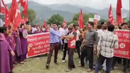 चम्बा: कॉन्ट्रैक्ट कर्मचारियों ने सीटू के बैनर तले सरकार के खिलाफ जमकर नारेबाजी की