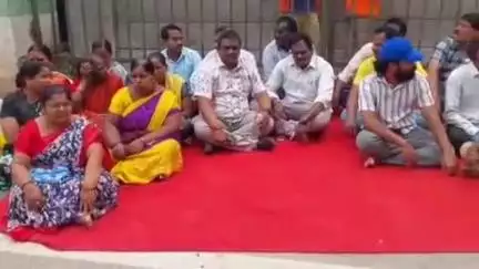 మేడ్చల్: ఉప్పల్ స్టేడియం వద్ద కాంగ్రెస్ కార్యకర్తలతో వీహెచ్ హనుమంతరావు ధర్నా