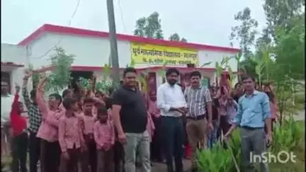 लालगंज: खीरो विकासखंड के पूर्व माध्यमिक विद्यालय मानपुर में वृक्षारोपण कार्यक्रम, बच्चों को पर्यावरण संरक्षण का ज्ञान दिया गया