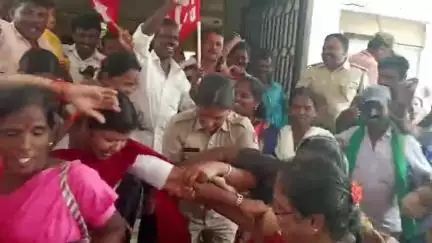 ಪಾವಗಡ: ಪಟ್ಟಣದಲ್ಲಿ ನಡೆದ ರಾಷ್ಟ್ರೀಯ ಮಹಾ ಮುಷ್ಕರದಲ್ಲಿ ಭಾಗಿಯಾಗಿದ್ದ ಪ್ರತಿಭಟನಾಕಾರರ ಬಂಧನ