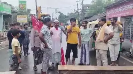 জয়নগর ১: সারা ভারত বন্ধের সমর্থনে রাস্তায় কাঠের চেয়ার ফেলে অবরোধ জয়নগরের