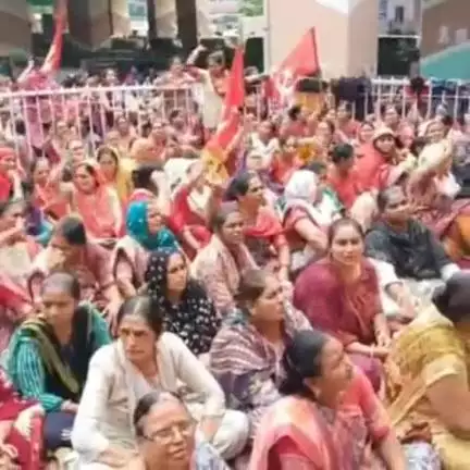 રાજકોટ: આંગણવાડી વર્કર બહેનો દ્વારા પોતાના વિવિધ પ્રશ્નોના નિરાકરણ માટે હોસ્પિટલ ચોક ખાતે આંદોલન કરાયું