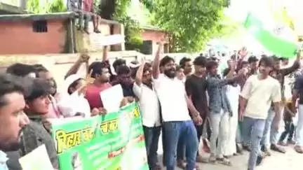 दिघलबैंक: बिशनपुर सहित प्रखंड क्षेत्र में विशेष गहन पुनरीक्षण के विरोध में लोगों ने सड़क जाम कर जताया विरोध