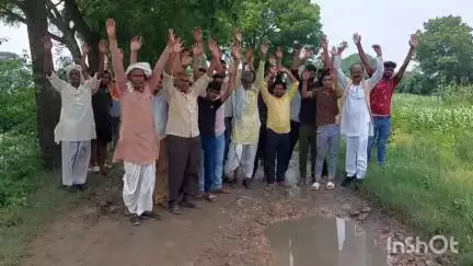 कुरावली: नगला खुशाली में 15 साल से सड़क का निर्माण न होने से गांव हुआ बदहाल, ग्रामीणों ने किया प्रदर्शन #jansamasya