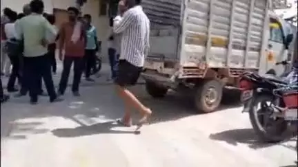 सलेमपुर: वीरपुर मिश्र गांव में शौच करने गए व्यक्ति का शव पानी से भरे गड्ढे में मिला, पुलिस करवा रही है शव का पोस्टमार्टम