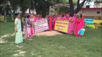 एटा: 6000 में नहीं चल रहा परिवार, आंगनबाड़ी कार्यकत्रियों ने अपनी समस्याओं को लेकर यूपी के मुखिया के नाम DM को सौंपा ज्ञापन