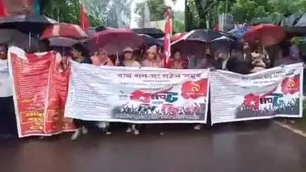 খড়গপুর ১: ধর্মঘটের সমর্থনে বৃষ্টি মাথায় খড়্গপুরে মিছিল citu খড়গপুর শহর দক্ষিণ এরিয়া কমিটির