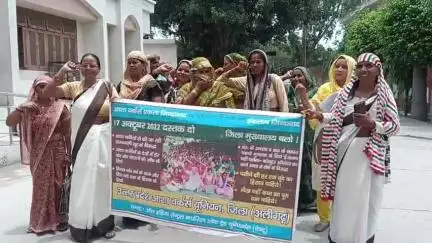 कोल: वेतन बढ़ोतरी, बीमा व अन्य मांगों को लेकर आशा वर्कर्स ने कलेक्ट्रेट में प्रदर्शन कर एसीएम को दिया ज्ञापन