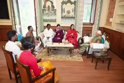 मुगलसराय: लखनऊ में राज्यपाल आनंदीबेन से मिले मुगलसराय के लोग, ट्रांसजेंडर समुदाय ने शिक्षा और महिला उत्पीड़न पर चर्चा की