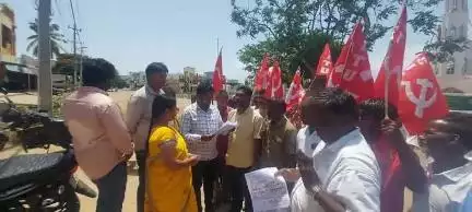 ಹನೂರು: ಹನೂರಲ್ಲಿ ಲೇಬರ್ ಕೋಡ್ ಜಾರಿಗೆ ವಿರೋಧಿಸಿ ಗ್ರಾಮ ಪಂಚಾಯಿತಿ ನೌಕರರ ಪ್ರತಿಭಟನೆ