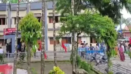 রাজগঞ্জ: সিটুর ডাকা সাধারণ ধর্মঘট সফল করতে গিয়ে মালবাজারে সিপিএমের লোকাল এরিয়া কমিটির সম্পাদক রাজা দত্ত সহ মোট ৮ জন নেতা