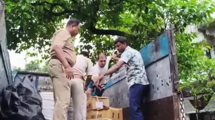 ডোমকল: ডোমকলে দিনে দুপুরে ২৪০০ বোতল ফেনসিডিল উদ্ধার,সহ তিন অভিযুক্ত গ্রেফতার