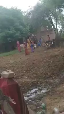 vahan per sab log the sar meri mummy Akeli thi unko yah use taraf ke sab log maar rahe the batao Main Kya kar sakta hun