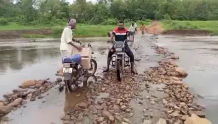 ఖానాపూర్: పెంబి మండలంలోని గిరి గ్రామాలకు రహదారి సౌకర్యం కల్పించాలని ప్రభుత్వానికి ప్రజలు వినతి #localissue