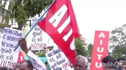 મણિનગર: શહેરમાં સુભાષબ્રિજ ખાતે બેંક કર્મીઓ દ્વારા વિરોધ પ્રર્દશન કરાયું
