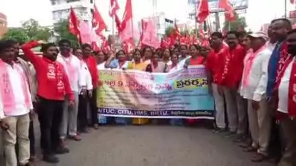 సిద్దిపేట అర్బన్: కేంద్ర కార్మిక సంఘాల పిలుపుతో చేపట్టిన సమ్మెలో భాగంగా సిద్దిపేటలో ర్యాలీ నిర్వహించి నిరసన తెలిపిన పలు సంఘాలు