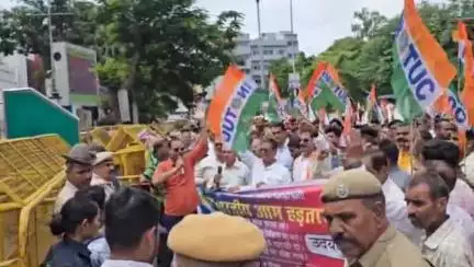 बड़गांव: केंद्र सरकार की नीतियों के विरोध में ट्रेड यूनियनों और कर्मचारियों ने कलेक्ट्रेट पर किया जोरदार प्रदर्शन