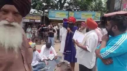 ਰੂਪਨਗਰ: ਨੰਗਲ ਅਭਿਆਣਾ ਦੀ ਮ੍ਰਿਤਕ ਔਰਤ ਦੇ ਪਰਿਵਾਰ ਨੇ ਨੈਸ਼ਨਲ ਹਾਈਵੇ ਚੰਡੀਗੜ੍ਹ -ਕੁੱਲੂ -ਮਨਾਲੀ ਮੁੱਖ ਮਾਰਗ 'ਤੇ ਬੁੰਗਾ ਸਾਹਿਬ ਵਿਖੇ ਦਿੱਤਾ ਧਰਨਾ