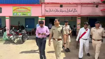 किशनगंज: पंचायत उपचुनाव को लेकर डीएम-एसपी ने मतदान केंद्रों का किया निरीक्षण