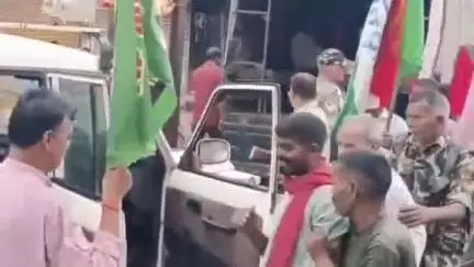 सिमरिया: चतरा में श्रम कानून के विरोध में सड़क पर उतरे श्रमिक संगठन और महागठबंधन के कार्यकर्ता, पुलिस ने हिरासत में लिया