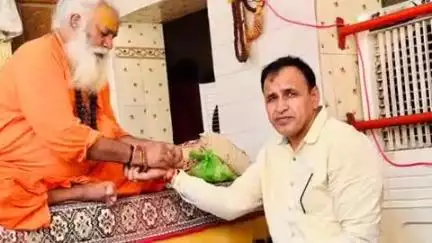 गिड़ा: परेउ गांव का बाड़मेर सांसद उम्मेदाराम बेनीवाल ने किया दौरा, आमजन से की मुलाकात