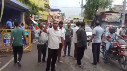 হবিবপুর: পিকেটিং করে বনধ ব্যর্থ করে জনজীবন সচল রাখার চেষ্টা চালালেন কুলবুলচন্ডী অঞ্চল TMC-র নেতৃত্ব,পিকেটিং-পাল্টা পিকেটিং